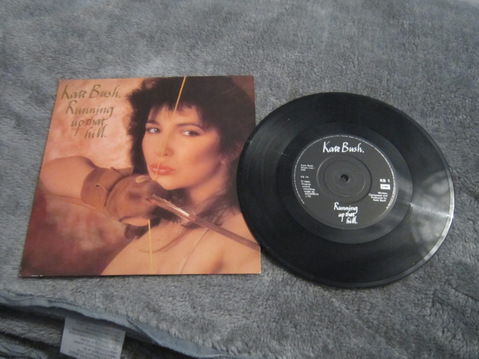 7" single record, Kate Bush,running up that hill ,1985 A